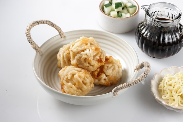 Pempek Keriting oder Curly Fish Cake aus Palembang, Süd-Sumatera, serviert mit Cuko.