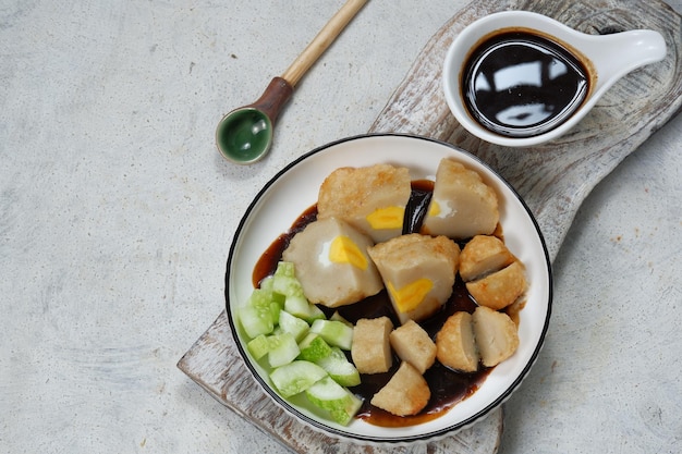 Pempek mit Cuko-Sauce ist eine herzhafte indonesische Fischkuchen-Delikatesse, die typisch für Palembang ist