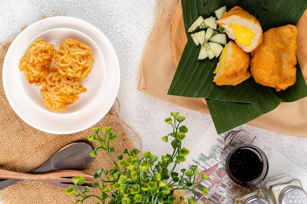 pempek o empekempek es un sabroso manjar de pastel de pescado indonesio hecho de pescado y tapioca