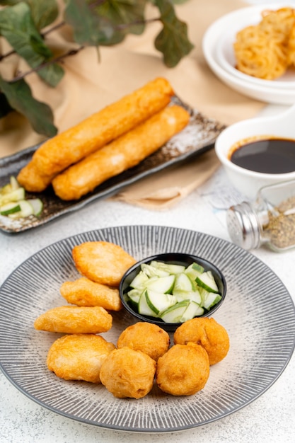 pempek o empekempek es un sabroso manjar de pastel de pescado indonesio hecho de pescado y tapioca