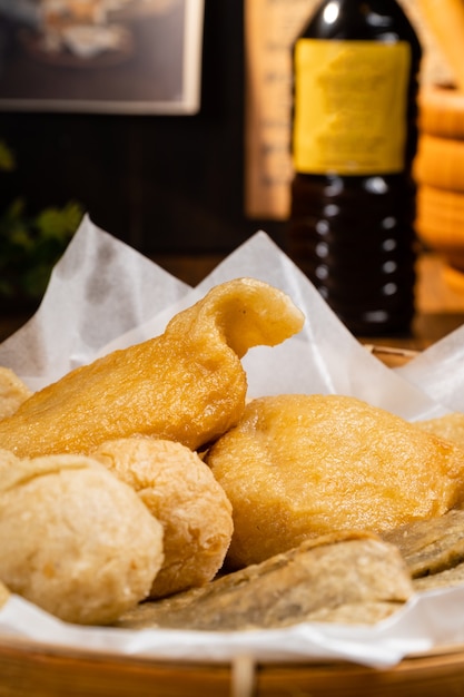 Foto pempek ou empekempek é uma deliciosa iguaria de bolo de peixe da indonésia feita de peixe e tapioca