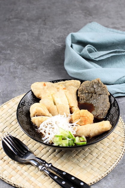 Pempek Palembang ou Empek Empek Comida Tradicional do Sul de Sumatra