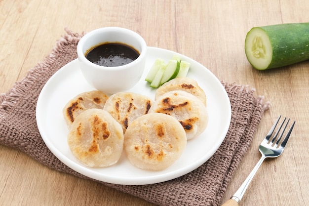 Pempek Panggang ou Pempek Tunu, comida tradicional do Sul de Sumatra, Indonésia. Comida à base de peixe