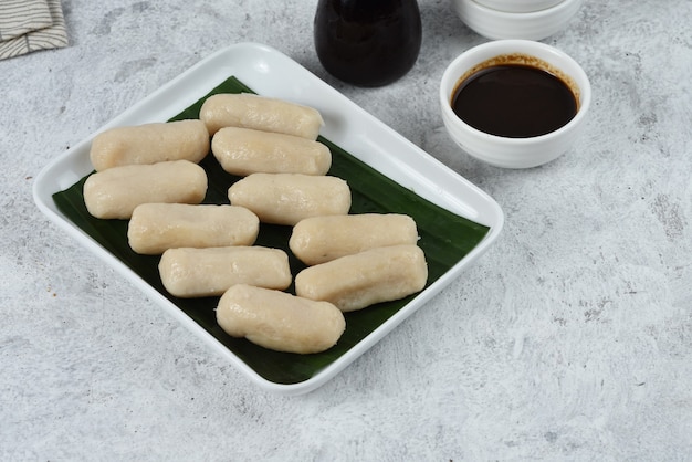 pempekis eine herzhafte indonesische Fischkuchen-Delikatesse aus Fisch und tapiokatypisch aus Palembang