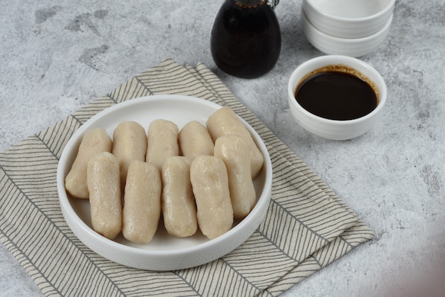 pempekis eine herzhafte indonesische Fischkuchen-Delikatesse aus Fisch und tapiokatypisch aus Palembang