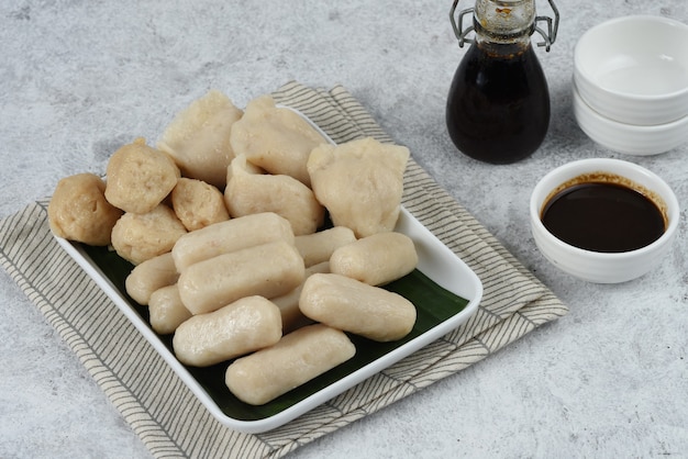 pempekis eine herzhafte indonesische Fischkuchen-Delikatesse aus Fisch und tapiokatypisch aus Palembang