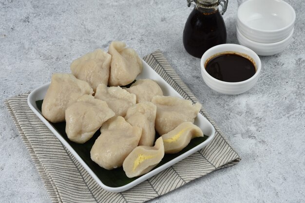 pempekis, un sabroso pastel de pescado de Indonesia elaborado con pescado y tapiocatípicamente de Palembang