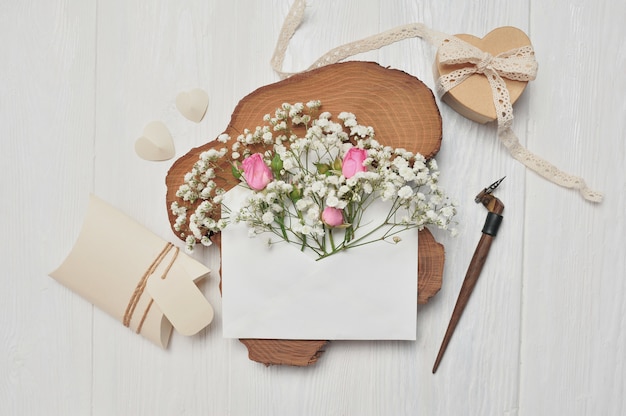 Pena caligráfica um envelope com flores e uma carta, caixa de presente de dia dos namorados coração, cartão de felicitações