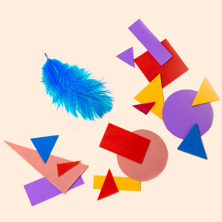 Foto pena de pássaros azuis e formas geométricas multicoloridas