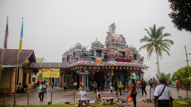 Foto penang malásia 15 de novembro de 2023 um templo hindu é uma das principais atrações no topo de penang