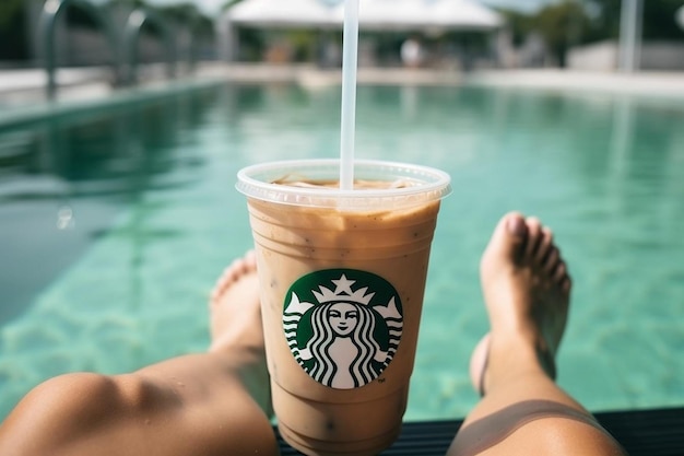 Penang Malásia abril close-up pernas nadando na piscina com Starbucks piscina flutuante