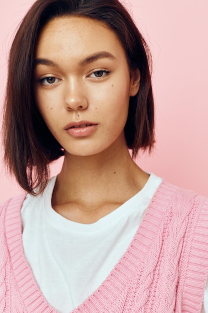 Penas cor de rosa jovem na mão posando roupas casuais Estilo de vida inalterado