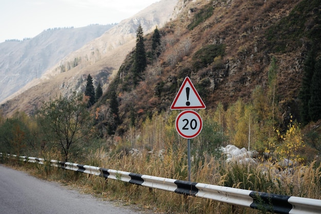 Pendiente alta montaña cubierta de hierba al lado de la carretera