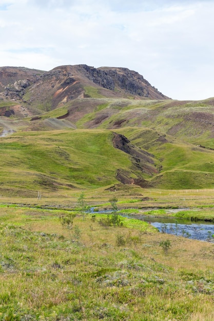 Pendiente de la colina en Hveragerdi Hot Spring River Trail