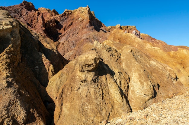 Pendiente de montaña árida y arenosa desértica consecuencia de la actividad minera ideal para texturas