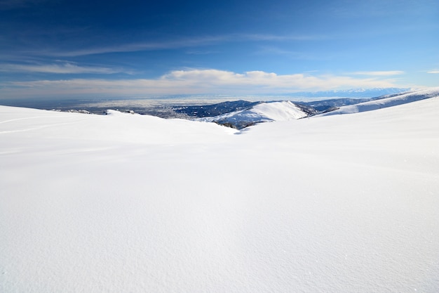 Foto pendiente nevada con excelente vista panorámica de invierno en los alpes