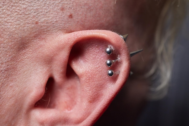 Pendiente en la oreja masculina Piercing Parte del cuerpo Hombre joven