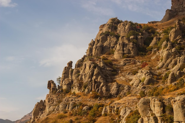 Pendiente rocosa de la cordillera de Demerdzhi