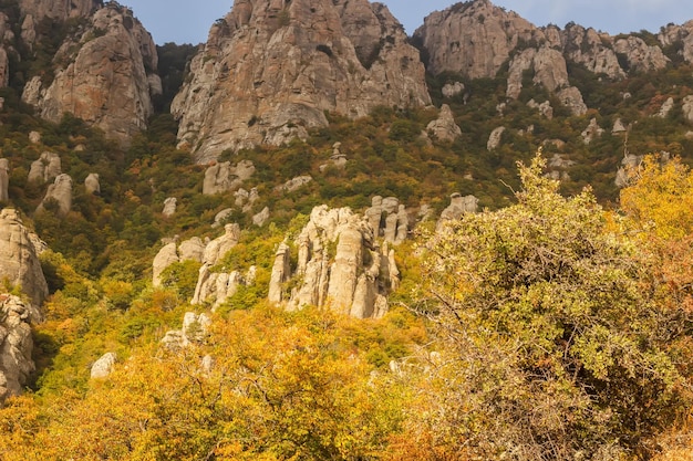 Pendiente rocosa de la cordillera de Demerdzhi