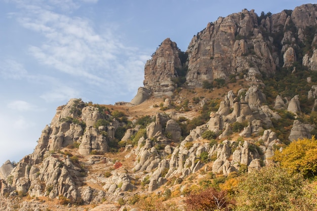 Pendiente rocosa de la cordillera de Demerdzhi