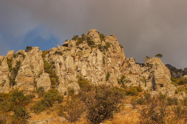 Pendiente rocosa de la cordillera de Demerdzhi