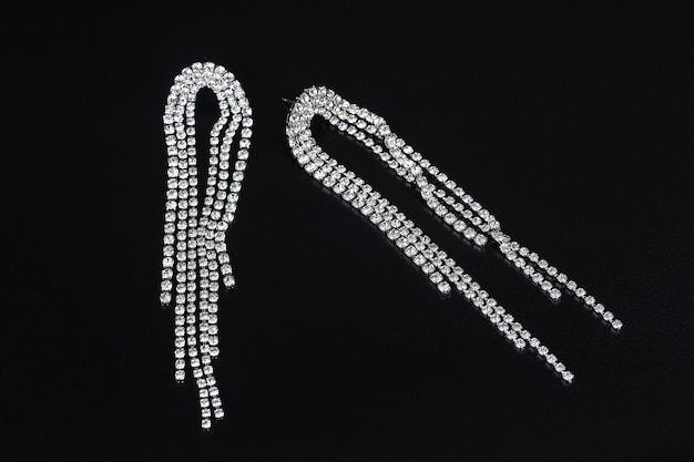 Pendientes de diamantes joyas pendientes de plata y oro de lujo con diamantes zafiros en fondo negro