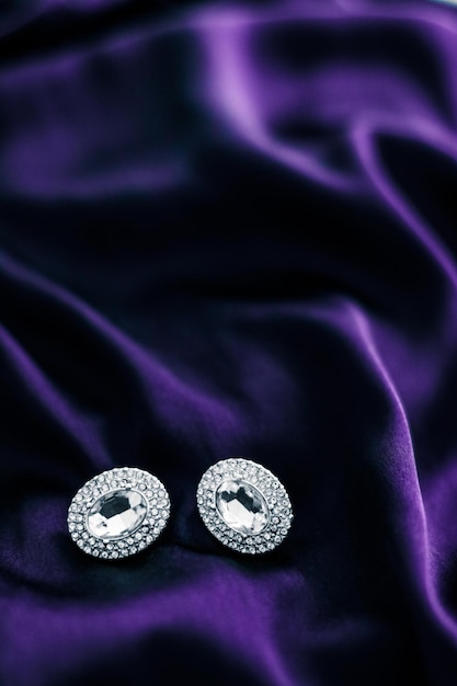 Pendientes de diamantes de lujo en tela de seda violeta oscuro regalo de joyería de glamour de vacaciones