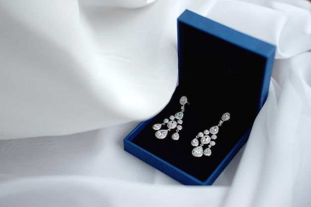 Pendientes de la joyería de la novia para la boda.