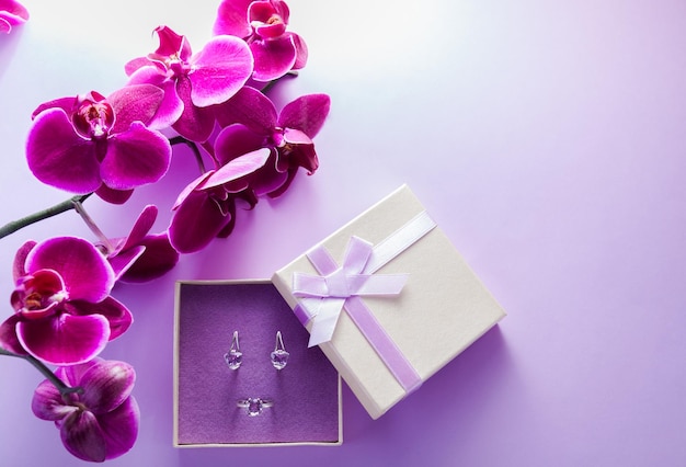 Pendientes de plata con amatista en caja de regalo con orquídea.