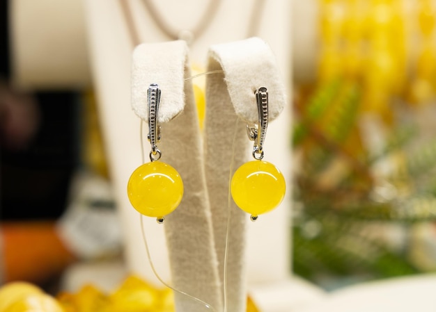 Pendientes de plata con ámbar amarillo en forma de bola