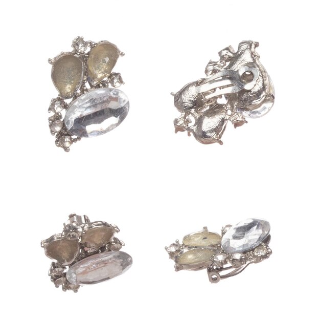 Pendientes de plata de moda con hermosos detalles de trabajo es valor El pendiente de diamantes de plata de lujo es tendencia de moda y vuela en el aire Fondo blanco aislado