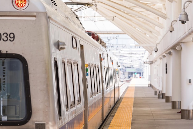 Pendlerzug von Denver Union Station zum Denver International Airport.