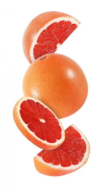 Foto pendurado, caindo e voando pedaço de toranja frutas isolado no fundo branco com traçado de recorte