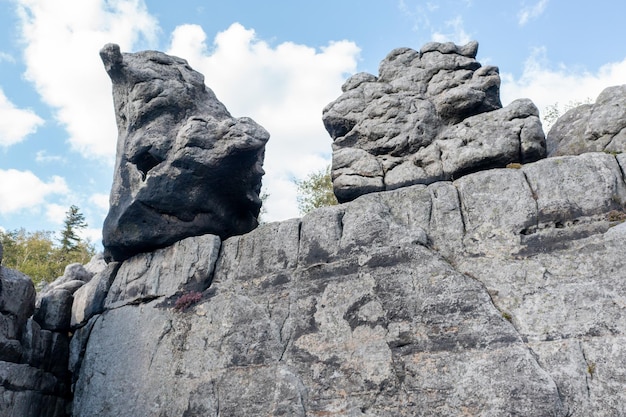 Pendurar pedras nas montanhas contra o céu