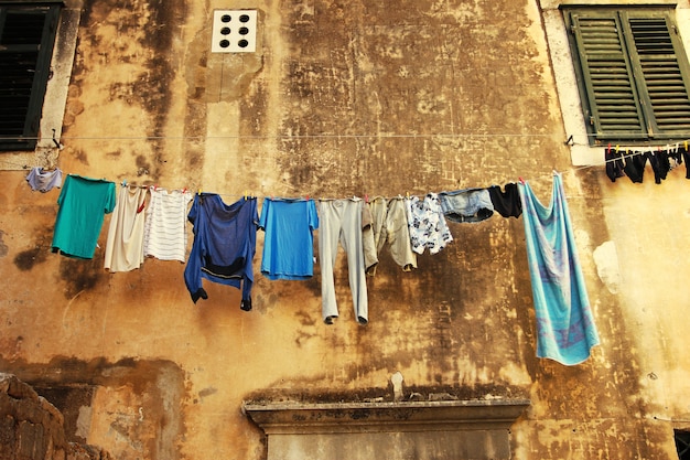 Pendurar roupas na rua