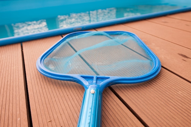 Peneiras manuais para rede de sujeira à beira da piscina