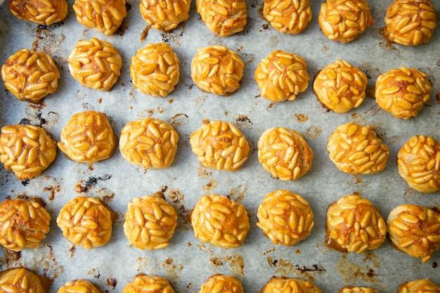 Penellets. Kleine Süßigkeiten in verschiedenen Formen, hergestellt aus Mandel- und Kartoffelteig.