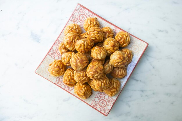 Penellets. Kleine Süßigkeiten in verschiedenen Formen, hergestellt aus Mandel- und Kartoffelteig.