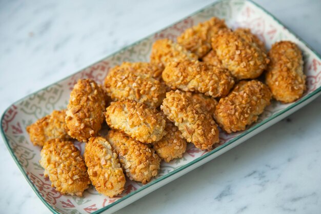 Penellets. Kleine Süßigkeiten in verschiedenen Formen, hergestellt aus Mandel- und Kartoffelteig.