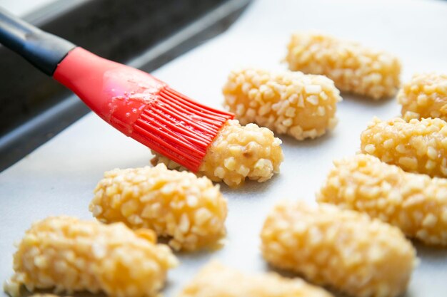 Penellets. Kleine Süßigkeiten in verschiedenen Formen, hergestellt aus Mandel- und Kartoffelteig.