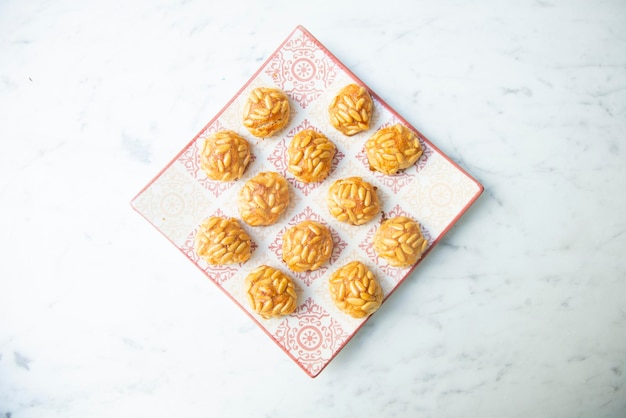 Foto penellets. pequeños dulces de varias formas, elaborados con masa de almendra y patata.