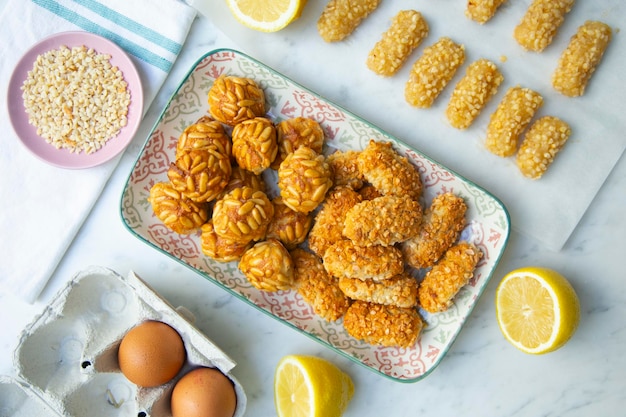 Penellets. Pequenos rebuçados de várias formas, feitos com massa de amêndoa e batata.