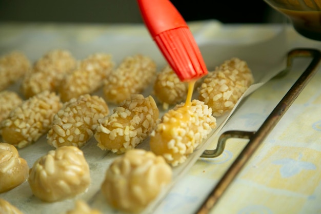 Penellets. Pequenos rebuçados de várias formas, feitos com massa de amêndoa e batata.