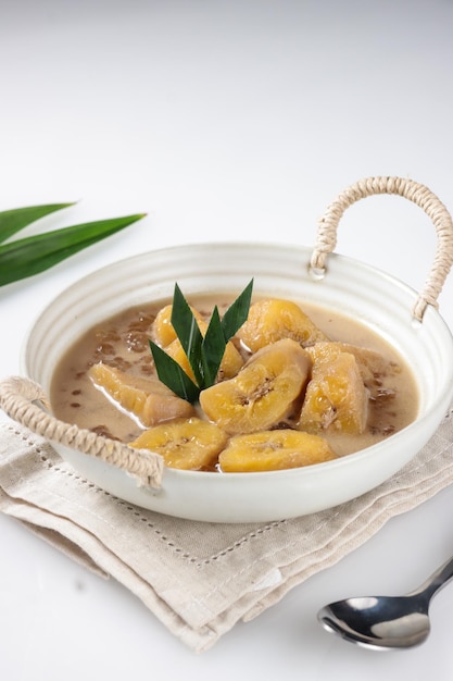 Pengat Pisang. Sobremesa da Malásia para quebrar o jejum, feita de banana, pérola de sagu e leite de coco.