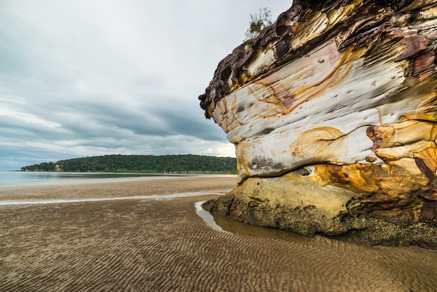 Foto penhasco de arenito no parque nacional de bako, malásia