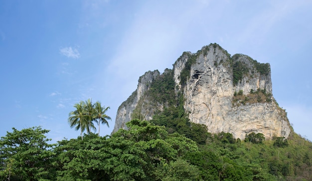 Penhasco de calcário em uma praia de Railey, Krabi, na Tailândia