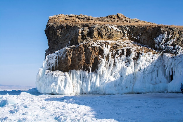 Penhasco de rocha com gelo no lago baikal, rússia, fotografia de paisagem