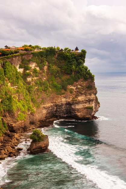 Penhasco de Uluwatu na costa do oceano na ilha Indonésia de Bali