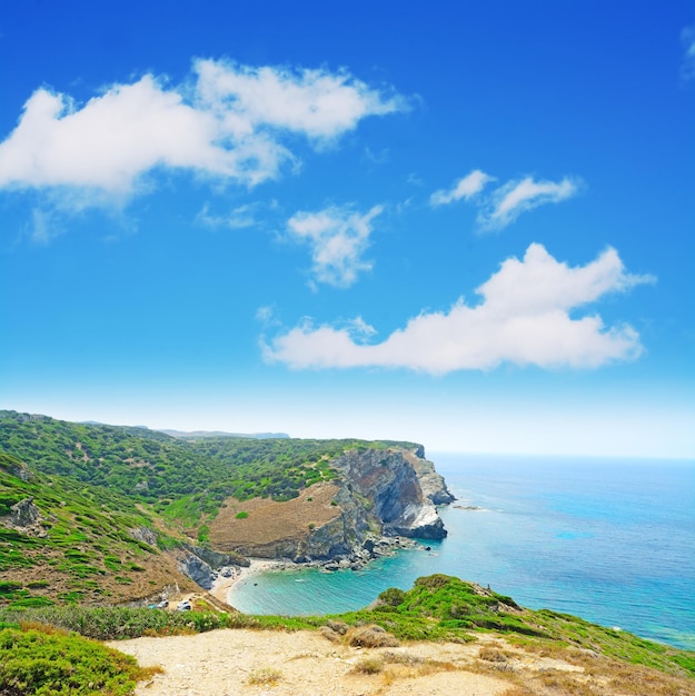 Penhasco e praia na sardenha itália