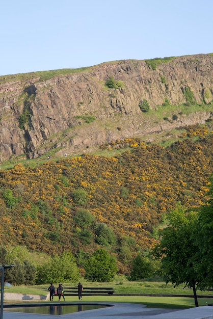 Penhasco em Salisbury Crags, Holyrood Park, Edimburgo, Escócia